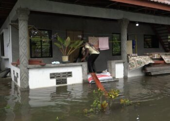 WhatsApp Image 2022 04 21 at 3.29.10 PM De Medische Zending (MZ) maakt zich nu reeds zorgen over de komende grote regentijd en alle wateroverlast die daarmee gepaard gaat. Delen van Brokopondo zitten nu reeds onder water, mede door het spuien van water bij de Afobakadam. Maureen van Dijk onderdirecteur van de Medische Zending (MZ), zegt dat er uitdagingen zijn in dit district. Zo kreeg zij vanmorgen het bericht dat de poli's in Klaaskreek en Nieuw Lombe vrij zijn van water, terwijl de toegangswegen ernaartoe, onderwater staan. Hierdoor is de bereikbaarheid bemoeilijkt. Een ander geval speelde zich afgelopen zaterdag af, toen een ambulance bij een spoedgeval niet verder kon vanwege onderwatergelopen gebieden.
"We hopen dat het meevalt. De grote regentijd moet nog in volle glorie komen en daar maken we ons zorgen over. We hopen dat het niet verder gaat, maar als het blijft regenen zal de noodzaak er zijn om te spuien bij de stuwdam. Dat weten we", zegt van Dijk.
Geen aanpassing in dienstverlening De MZ heeft tot nu toe nog geen ingrijpende aanpassingen hoeven aan te brengen in de wijze van dienstverlening. De vinger wordt echter aan de pols gehouden. Van Dijk wijst wel op vertraging van bepaalde werkzaamheden van de MZ, door het weer. Zo kon een vliegtuig met voedingsmiddelen voor het personeel, niet landen op Kwamelasamutu, omdat de landingsbaan is afgekeurd. Hetzelfde gebeurde gisteren op Palumeu, waardoor er moet worden gewacht.
Gezondheid burgers monitoren De MZ houdt ook goed bij wat de ontwikkelingen zijn in het aantal gemelde gevallen van braken, diarree en luchtweginfecties. Bij rampen kunnen deze verschijnselen toenemen, vooral als het overtollig water zich mengt met sanitaire afwatering. Van Dijk zegt dat er vooralsnog geen toenname is geconsateerd, maar dat dit nauwlettend wordt gevolgd. De data wordt periodiek overhandigd aan het Bureau voor Openbare Gezondheidszorg. Ook heeft de MZ tijdig alle nodige medicatie gedistribueerd onder de verschillende poli's.