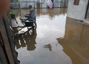 WhatsApp Image 2022 04 21 at 4.24.47 PM 2 Albina is nu ook getroffen door wateroverlast. Een aantal laag gelegen dorpen, die aangrenzen aan de rivier en kanalen, liggen momenteel onder water. Districtssecretaris Patrick van Genderen van het commissariaat Marowijne Noord-Oost, geeft aan dat vanwege een hoge springtij en de extreme regen van de afgelopen dagen het water van de rivier uit zijn oevers is getreden, waardoor enkele dorpen onder water zijn gelopen.