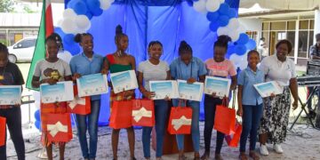 WhatsApp Image 2022 04 28 at 11.28.15 PM Tijdens de International Girls in ICT Day 2022, welke als thema had 'Acces en Safety (Toegang en Veiligheid)’, werd meisjes van drie muloscholen in Moengo de verschillende mogelijkheden binnen de ICT-sector bijgebracht. Op 28 april 2022 mochten de meisjes deelnemen aan verschillende activiteiten om hen te interesseren om de richting informatie- en communicatietechnologie (ICT) te kiezen en werden zij ook geïnformeerd over de gevaren ervan. Op initiatief van de International Telecommunication Union (ITU) in samenwerking met het Ministerie van Transport Communicatie en Toerisme wordt voor de tiende keer de International Girls in ICT Day in Suriname georganiseerd.