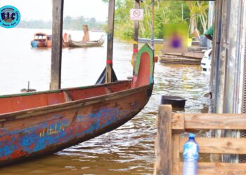 WhatsApp Image 2022 05 19 at 4.40.37 PM 6 Bepaalde delen van Albina liggen weer onder water en vooral delen van Albina centrum staan blank. “Het heeft de afgelopen twee dagen hard geregend en de waterstand in de rivier was hoog vanwege een hoge springtij. Hierdoor lagen bepaalde delen van Albina onder water”, zegt districtssecretaris Patrick van Genderen van het commissariaat Marowijne-Noordoost.