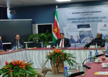 WhatsApp Image 2022 05 25 at 1.26.32 PM Er zal een intensiever en agressiever beleid gevoerd worden in het kader van de overstroomde gebieden in het Brokopondo- gebied. De zone is officieel door het staatshoofd verklaard tot rampgebied. De president  sprak vandaag tijdens een regeringspersconferentie.