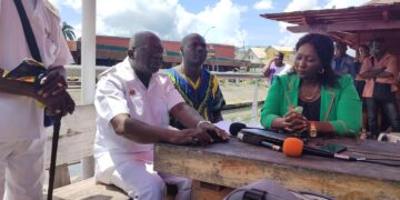 WhatsApp Image 2022 06 21 at 12.16.34 PM Bewoners van Brokopondo hebben zich vandaag verzameld voor De Nationale Assemblee (DNA). De gemoederen zijn verhit en naar zeggen hebben ze geen gedegen hulp gekregen, sinds de dorpen in Brokopondo zijn ondergelopen.