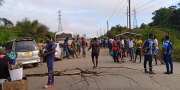 WhatsApp Image 2022 07 18 at 3.36.31 PM Goudzoekers van het dorp Balingsula in Brokopondo hebben maandag de Afobakaweg nabij het dorp gebarricadeerd uit protest. Staatsolie heeft graag dat het gebied rond de stuwdam vrij gehouden wordt van mijnbouwactiviteiten.