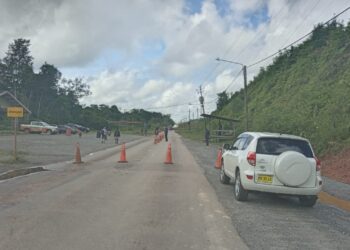 WhatsApp Image 2022 07 25 at 10.51.00 AM Wederom is de Afobakaweg bij het dorp Klaaskreek in het district Brokopondo gebarricadeerd. Districtscommissaris Ludwig Mendelzoon van Brokopondo geeft aan dat het dezelfde plek is, die vrijdag gebarricadeerd was.