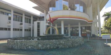 WhatsApp Image 2022 08 24 at 7.34.23 PM De regering benadrukt dat ze het Openbaar Ministerie alle ruimte wil geven om het onderzoek dat het gestart is bij de SLM af te ronden. Het vraagt zolang dat gaande is, in het belang van de maatschappij maar ook van de samenleving om rust. De afgelopen maanden is er hard gewerkt aan een herstelplan en daar wordt verder aan gewerkt.