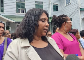 WhatsApp Image 2022 09 01 at 17.31.27 2 “Arbeidsinspectie is nu bezig met het onderzoek, maar de werknemers hebben het werk nog niet hervat”, zegt voorzitter Maira Finsy-Sedoc van de bond van Ambtenaren bij het Ministerie van Sociale Zaken en Volkshuisvesting.