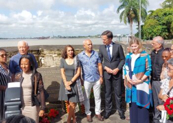 WhatsApp Image 2022 09 13 at 10.20.00 AM De Nederlandse premier Mark Rutte heeft dinsdag kransen gelegd bij twee verschillende monumenten in Suriname. Het eerste was bij het Monument Bastion Veere in het Fort Zeelandia, ter nagedachtenis van de slachtoffers van de 8-decembermoorden.
