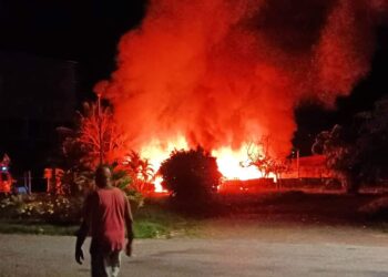 WhatsApp Image 2022 09 13 at 11.18.27 PM Een tachtigjarige vrouw is dinsdagavond omgekomen bij een brand in een pand aan de Anton Dragtenweg. De brandweer heeft het verkoolde lijk aangetroffen in de brandende woning waarover het nog onbekend is hoe de brand is ontstaan.
