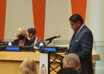 WhatsApp Image 2022 09 19 at 5.28.36 PM De Surinaamse delegatie onder leiding van president Chandrikapersad Santokhi is zondag 18 september aangekomen in New York, waar de 77e Algemene Vergadering van de Verenigde Naties bijgewoond zal worden.