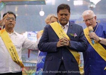 WhatsApp Image 2022 10 02 at 14.21.02 2 De christelijke gemeente herdacht op zondag 2 oktober het feit dat zij 36 jaar geleden haar activiteiten aan het Molenpad opstartte. President Chandrikapersad Santokhi was speciaal voor deze viering, die gepaard ging met een herdenkingsdienst, uitgenodigd.