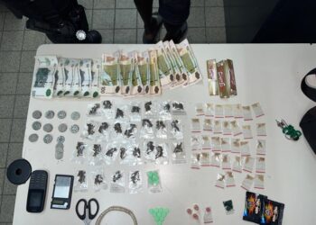 WhatsApp Image 2022 10 13 at 3.42.12 PM 1 De 36-jarige A.R. is aangehouden voor het verkopen van drugs. De drugsverkoper is door de leden van de Narcotica Brigade aangehouden op het Tammenga Project.