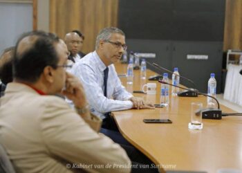 WhatsApp Image 2022 10 15 at 09.08.45 2 Om de koers in Suriname te stabiliseren heeft president Chandrikapersad Santokhi op vrijdag 14 oktober 2022 het Platform Koersstabilisatie opgericht. Dit platform bestaat uit verschillende actoren uit de financiële sector.
