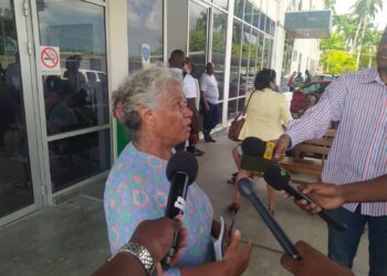 WhatsApp Image 2022 10 18 at 9.56.44 PM Afwijzing van het verzoek tot voorlopige invrijheidstelling van gewezen governor Robert van Trikt is een bittere pil voor de moeder van de verdachte, Lilian Ferrier.