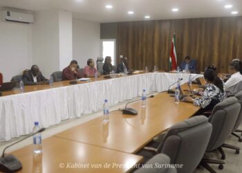 WhatsApp Image 2022 10 20 at 18.21.25 2 Tijdens de algemene vergadering van aandeelhouders (AvA) van de Staatsolie Maatschappij Suriname is officieel het besluit goedgekeurd dat president-commissaris Leo Brunswijk, Mellisa Santokhi-Seenacherry, Harry Dorinnie en Nawin Ryan Nannan terugtreden als leden van de Raad van Commissarissen (RvC).