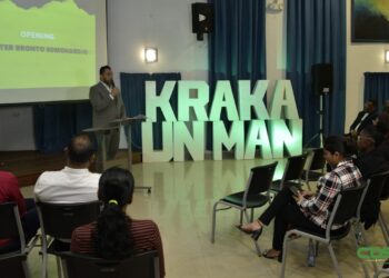 WhatsApp Image 2022 11 19 at 10.16.20 PM 1 Minister Bronto Somohardjo van Binnenlandse Zaken heeft de spits afgebeten tijdens een evenement ter versterking van mannen. Het evenement, genaamd Kraka Un Man Summit, heeft plaatsgevonden in het Lalla Rookh-gebouw, op zaterdag 19 november 2022.