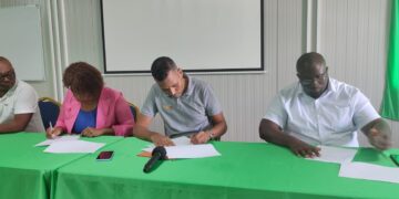 WhatsApp Image 2022 11 20 at 9.46.35 AM 1 De Su Aid-campagne 2022 heeft ruim SRD 340.000,- opgeleverd. De inzamelingsactie begon op zondag 20 november 2022 en heeft geduurd tot en met zondag 18 december 2022. Het geld is bestemd voor het Leger des Heils Suriname en de Stichting Single Mother Project Suriname. Laatstgenoemde organisatie zet zich in om de menstruatie-armoede bij meisjes en vrouwen terug te dringen.