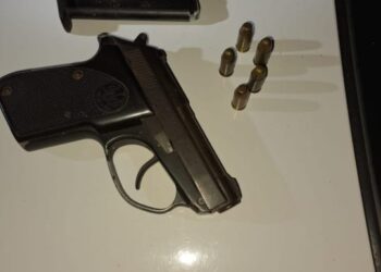 WhatsApp Image 2022 11 21 at 8.16.54 PM Tijdens surveillance in Paramaribo hoorden de wetsdienaren schoten. Milton Bisschop, woordvoerder van de politie, bevestigt het geval. De politie ging op onderzoek uit en trof de verdachte met een vuistvuurwapen in zijn hand. Uit onderzoek bleek dat de verdachte geen machtiging heeft tot het in handen hebben van een wapen.