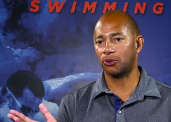 a nesty web 1 Anthony Nesty, de Surinaamse Golden Boy, is maandagavond weer gedecoreerd met een prestigieuze prijs in de Verenigde Staten van Amerika. De hoofdcoach van de mannen- en vrouwenteams van de Universiteit van Florida werd benoemd tot de coach van het jaar 2022 op het Golden Goggles-evenement.