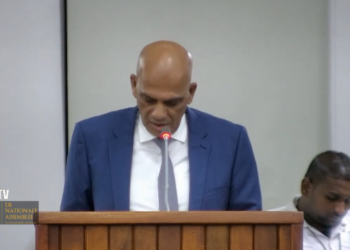 achai 3 “Ik zeg de gemeenschap dank in het welgestelde vertrouwen in mij.” Dat zei de nu nog minister van Financiën en Planning, Armand Achaibersing vandaag tijdens een persconferentie.