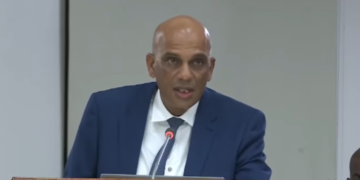 achaibersingh dna Achaibersing geeft verder aan dat de uitvoer van US-dollars ligt tussen de 14 en 14,5 miljoen. “Dus er komen gelden terug naar Suriname, de euro’s worden omgezet”, merkte hij op. “De trend is duidelijk ingezet in het vierde kwartaal van 2021, waarbij we zien dat bedragen tussen 16 en 17 miljoen euro wordt uitgevoerd en weer tussen 14 en 15 miljoen US-dollars het land binnenkomt.” De bewindsman heeft op 8 maart op basis van vragen van het college de cijfers van de recente periode aan het parlement opgestuurd. Hij gaf aan dat de Deviezencommissie nog doende is de cijfers van januari en februari op te maken. Zodra die beschikbaar zijn, zullen  ook die naar het parlement worden gestuurd.