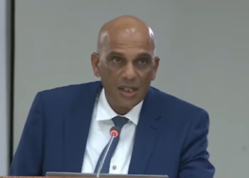 achaibersingh dna 4 Ondanks de wereldmarktprijs voor benzine een dalende trend vertoont, zal de overheid toch nog doorgaan met het Oli Moni project. Dat zei de voormalige minister van Financiën en Planning, Armand Achaibersing, tijdens een persconferentie gisteren.