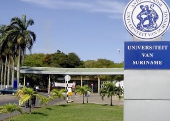 adek suriname 1200 1 De gebouwen van de Anton de Kom Universiteit van Suriname (AdeKUS) verkeren al enige tijd in  slechte staat, maar er wordt niet genoeg geld vrijgemaakt door de regering om de gebouwen te renoveren. “Er wordt altijd een begroting ingediend bij het Ministerie van Onderwijs, Wetenschap en Cultuur om het onderhoud van de gebouwen en de voortgang van het onderwijs te garanderen, maar we krijgen nooit het gevraagde bedrag”, zegt voorzitter Shanti Venetiaan van het bestuur van de Anton de Kom Universiteit van Suriname.