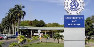 adek suriname 1200 De voorzitter van het bestuur van de Anton de Kom Universiteit van Surinme, Shanti Venetiaan, heeft tijdens de diesviering van de universiteit de jaarcijfers gepresenteerd. Maandag is de 53ste Dies Natalis van de universiteit herdacht. Daarmee is ook het collegejaar geopend. Venetiaan opende het verslag van het academisch jaar met de presentatie van de verschillende faculteiten aan het instituut. De 22 bachelor- en 11 masteropleidingen genieten niet allemaal evenveel belangstelling onder studenten.