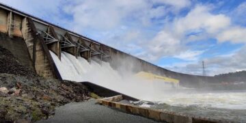 afobakka dam stuwmeer 1 Drie maanden lang hebben bewoners van Brokopondo in water moeten leven. Sommige huizen moeten gesloopt worden en opnieuw gebouwd worden, want er valt niet te herstellen. Anderen hebben geen inkomsten, want hun bedrijf was noodgedwongen dicht door de wateroverlast.