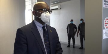 amoksi 1 4 “Er moet een hechtere samenwerking komen tussen de universiteit en de overheid.” Dit zei Minister Kenneth Amoksi van het Ministerie van Justitie en Politie (JusPol) vrijdag 18 februari tijdens de afsluiting van de bestuurskunde week, georganiseerd door de studierichting Public Administration op de Anton de Kom Universiteit van Suriname. Voor de minister was het een hele eer aanwezig te zijn bij deze activiteit.