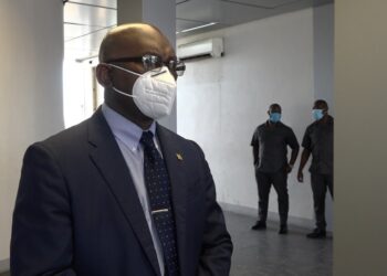 amoksi 1 7 Minister Kenneth Amoksi is in overleg getreden met collega minister van Buitenlandse Zaken over de spraakmakende kwestie waarbij een Surinaamse drugskoerier, E. Jabini voor cocaïnesmokkel is aangehouden in Sri Lanka.