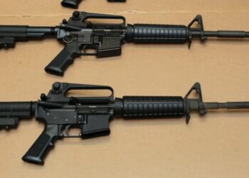 ap ar 15 assault rifles jc 160615 16x9t 992 In een reactie over de wapenvondst van Nickerie geeft minister Kenneth Amoksi van Justitie en Politie toe dat er veel illegale wapens in de samenleving zijn. “Het is geen ontwikkeling die wij voorstaan. De gewapende en veiligheidsdiensten zijn alert”, zegt Amoksi.