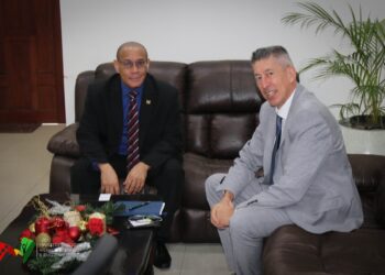 Minister Mac Andrew ontvangt ambassadeur Frankrijk voor beleefdheidsbezoek