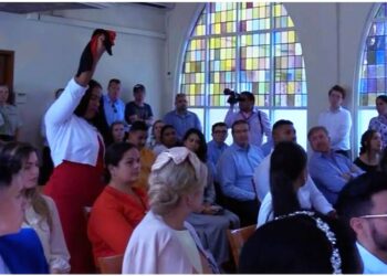 aruba protest Op Aruba heeft een demonstrant een college onderbroken waarbij de Nederlandse prinses Amalia, koning Willem-Alexander en koningin Máxima aanwezig waren, om aandacht te vragen voor het slavernijverleden. Het college over de kenmerken van het Caribisch recht werd gegeven aan de faculteit der Rechtsgeleerdheid van de University of Aruba.