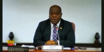 bee web 2 “Deze kwestie speelt al een tijdje en we merken dat de regering geen antwoorden geeft op de gestelde vragen. De regering gaat een schrijven krijgen van de voorzitter van DNA, waarin gevraagd zal worden om het overzicht ter beschikking te stellen voor het parlement”, zei Marinus Bee, voorzitter van De Nationale Assemblee.