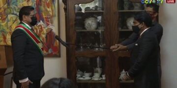 beediging pres hof v j a Het Hof van Justitie heeft voor het komende jaar een begroting van SRD 90.076.000 om mee te werken. Hofpresident Iwan Rasoelbaks heeft vrijdag het nieuwe zittingsjaar van het hof geopend met positieve voornemens en uitdagingen. “Proficiat regering en rechtsstaat Suriname! De institutionele onafhankelijkheid van de rechterlijke macht heeft hiermee een gigantische stap voorwaarts gemaakt”, zei Rasoelbaks. Hij doelt op de financiële verzelfstandiging en goedkeuring dat de rechterlijke macht afzonderlijk een begrotingsbijdrage mocht indienen voor het dienstjaar 2022 en dit ook zelf gaat administreren. Jaren was het hof financieel afhankelijk van de begroting van de regering. De rechtsprekers hebben voor lonen, salarissen en sociale lasten SRD 49.000.000 berekend. Verder wordt SRD 14.514.000 in rekening gebracht voor goederen en diensten. Voor inventaris en transport staat SRD 8.700.000 genoteerd. Voor het uitvoeren van diverse programma’s heeft het hof de kosten geraamd op SRD 17.862.000. “Ten opzichte van de centrale begroting van ongeveer SRD 26 miljard beslaat de begroting van de rechtspraak met SRD 90 miljoen nog geen half procent”, merkte Rasoelbaks op.