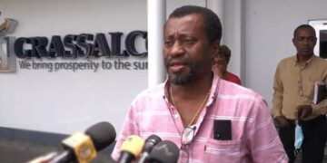 berenstein grassalco 1 Het personeel bij NV Grassalco is vandaag na ruim een maand weer aan het werk. Begin maart staakten ze het werk, omdat ze hun salaris over de maand februari niet hadden ontvangen. Het geld is eind vorige week eindelijk gestort. Dit laat de voorzitter van de bond bij NV Grassalco, Claudette Etnel, weten. Met het salaris over de maand februari, hebben zij ook hun salaris over de maand maart ontvangen.