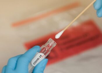 WHO zegt dat omicronvariant zich sneller verspreidt dan andere vaianten