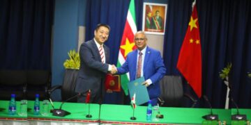bibis China China heeft Suriname USD 50.000 gedoneerd voor de aanpak van de watersnood in het binnenland. De minister van Buitenlandse Zaken, International Business en Internationale Samenwerking (Bibis), Albert Ramdin, heeft deze donatie in ontvangst genomen van de Chinese ambassadeur Han Jing.
