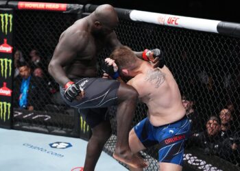 bigi boy Jairzinho ‘Bigi Boy’ Rozenstruik heeft zaterdag met zijn winst op Chris Daukaus binnen 23 seconden tijdens het UFC 282 evenement een record gevestigd. Volgens ESPN MMA is hij is de eerste vechter in UFC geschiedenis, die drie partijen gewonnen heeft onder de dertig seconden.