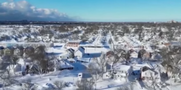 blizzard of the century Er heerst al enkele dagen een sneeuwstorm in Noord-Amerika. De zware storm heeft al 37 Amerikanen en vier Canadezen het leven gekost. Winterstorm Elliot heeft de afgelopen feestdagen gezorgd voor verblindende sneeuwstormen en bereikt in sommige staten een temperatuur van -45 graden.