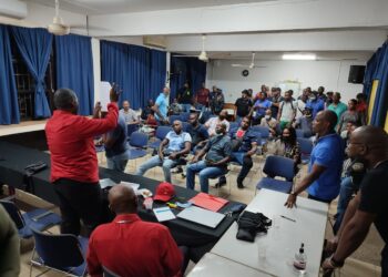 bond leger De oprichting van een militaire vakvereniging is een feit. Maandag is de eerste aanzet geweest voor de Belangen Behartiging Militaire Vakbond Suriname (BB MiVakSur). Tijdens de oprichtingsvergadering in het Blindencentrum zijn de statuten behandeld met de leden die zich hebben geregistreerd. “Dit is de eerste stap om aan te geven dat militairen daadwerkelijk een eigen vakbond willen hebben”, zegt Gary Perk, voorzitter van het oprichtingsbestuur.