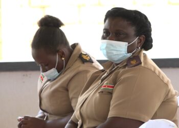 bos bij training De Organisatie Tropenbos Suriname heeft vrijdag het project voor duurzaam bosbeheer dorpsgemeenschappen afgesloten in de krutuoso  van Brownsweg. De directeur van Tropenbos, Rudi van Kanten, zegt dat middels dit project er een voorbeeld gesteld is voor dorpgemeenschappen om op  duurzame wijze met het bos om te gaan.
