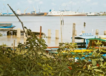 boten meerzorg De aanmeersteiger van Meerzorg verkeert al maanden in deplorabele staat. De boothouders hebben al een paar keren melding hiervan gemaakt bij districtscommissaris (dc) Mohamedsafiek Radjab, maar er worden geen acties ondernomen.