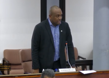 bouva 1 De enorme toename van Suribet kantoren in verschillende wijken bezorgen verschillende DNA-leden heel wat kopzorgen. “Volgens mij zijn er meer Suribet kantoren dan overheidskantoren in de verschillende districten”, zei parlementariër Melvin Bouva van de NDP dinsdag in De Nationale Assemblee (DNA) tijdens de behandeling van de Wet Toezicht en Controle Kansspelen.