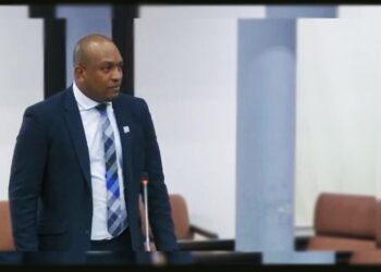 bouva 3 “We zijn al ruim twee maanden verder en er is nog steeds niet een minister van Financiën benoemd. Wanneer krijgen we een minister van Financiën?”, vroeg Melvin Bouva donderdag in het parlement tijdens de behandeling van de wet Productie Kredietfonds.