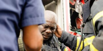 brandweer "Het mag nu geen probleem zijn fu vp kon miti unu, want fosi di den man no ben de ini a top was het niet moeilijk voor die mannen fu kon pet unu fu arki san na unu probleem", zegt brandweerman Enver Panka. Hij was een van de boze brandweerlieden die maandag togen naar het regeringsgebouw.