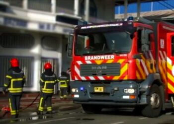 brandweer1 web Hij kon die niet controleren, waardoor het vuur oversloeg naar het pand met als gevolg de woningbrand. De hoogbouwwoning die in hout en steen was opgetrokken, was niet op het elektriciteitsnet aangesloten en ook niet verzekerd.