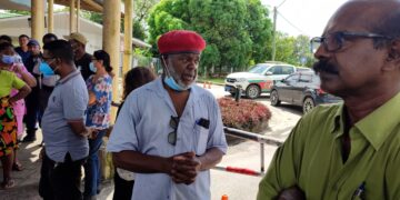 brol 20220601 105011.mp4.00 04 29 21.Still001 1 Het personeel van de Anton de Kom Universiteit Suriname (AdeKUS), dat in beraad was, zal vrijdag de werkzaamheden hervatten. De werkzaamheden zullen wel aangepast worden uitgevoerd en wel tot 12.00 uur. Dit maakt de Federatie Werknemersorganisatie van de Universiteit (FWU) in een statement bekend.