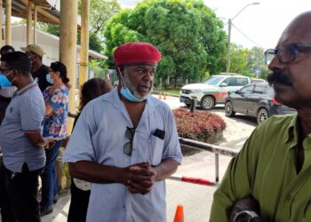 brol 20220601 105011.mp4.00 04 29 21.Still001 scaled Wat volgens Soekhnandan grote verbazing schept, is dat de voorzitter van het bestuur van de Anton de Kom Universiteit (ADEK) bij het binnentreden van het universiteitscomplex aangeeft dat zij niet op de hoogte is van zaken. “En als druppel op de hete plaat krijgen we de politie op ons, naar hier gestuurd om de orde te handhaven. We zijn hier ordelijk bezig”, geeft Soekhnandan aan die niet te spreken is over hoe de zaken zijn aangepakt.