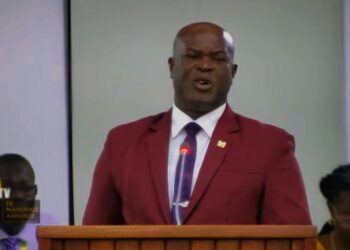 brunswijk 1 “De eis vinden we onredelijk en we zullen geen enkele minister onder druk van een bond naar huis sturen”, zei vicepresident (vp) Ronnie Brunswijk woensdag tijdens een persmoment op zijn kabinet op de eis van de Surinaamse Politie Bond (SPB), die het vertrouwen in minister Kenneth Amoksi van Justitie en Politie (Juspol) heeft opgezegd.